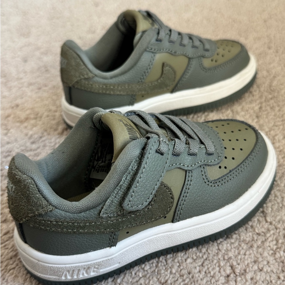 Nike toddler 8c shoes like new